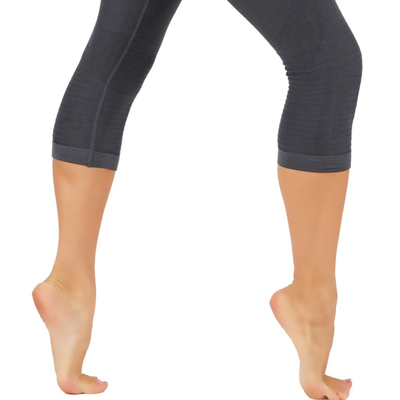 High Compression Workout Capri Leggings - Picture 5 of 5